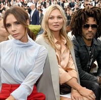 Tidak ketinggalan Victoria Beckham yang duduk di front-row bersama Naomi, Kate, dan musisi Lenny Kravitz. Foto: Getty Images