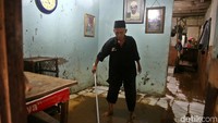 Menyusutnya banjir membuat warga mulai kembali ke rumah dan membersihkan rumah mereka setelah terendam banjir pagi tadi.