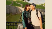 Ruben Onsu juga mengabadikan momen romantisnya bersama Surwendah di Disneyland Paris. Uh, bikin iri nih! (ruben_onsu/Instagram)