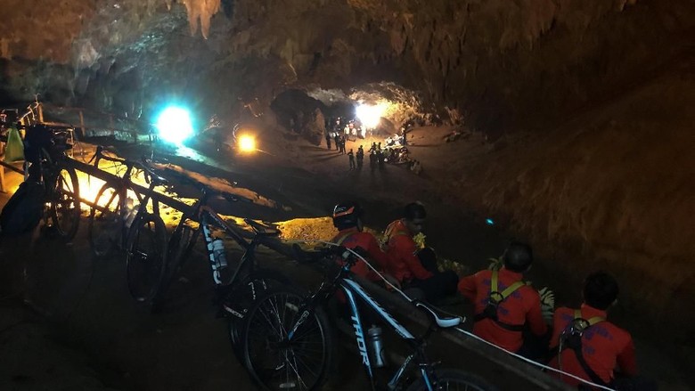 Rescue teams are seen inside of the Tham Luang caves where 13 members of an Under 16 soccer team were trapped in the northern province of Chiang Rai, Thailand, June 25, 2018. REUTERS/Stringer