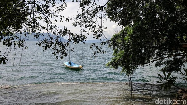 Perahu untuk rekreasi air milik sebuah resor di Tuktuk, Pulau Samosir. Pulau Samosir menawarkan banyak wisata air (Sena Pertiwi/detikTravel)