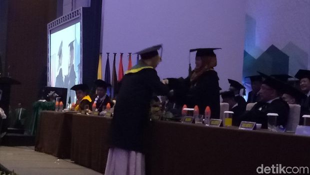 Pihak kampus memberikan keringanan biaya untuk Haerani melanjutkan studi S2