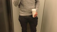 Diam-diam ternyata Mats Hummels suka selfie ya. Dengan gaya casual dan kacamata, ia memegang segelas kopi hangat di tangannya. Foto: Instagram @aussenrist15