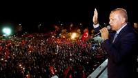 Erdogan memberi pidato singkat di depan pendukungnya saat penghitungan suara masih berjalan (Foto: dok. Reuters)