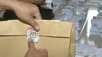 Petugas memasang segel amplop yang berisi surat suara Pemilihan Gubernur (Pilgub) Bali 2018 di kantor KPU Kota Denpasar, Bali. Antara Foto/Fikri Yusuf.