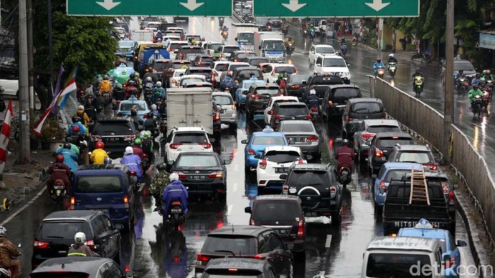 Usai libur Lebaran, lalu lintas Jakarta kembali macet. Seperti terlihat di Jalan Jenderal Basuki Rachmat, Jakarta Timur, Senin (25/6/2018).
