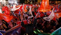 Para wanita cantik ini mengibarkan bendera AK Party. REUTERS/Umit Bektas.