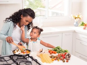 Perhatikan 4 Cara Memasak Ini Agar Nutrisi Makanan Anak Tetap Optimal