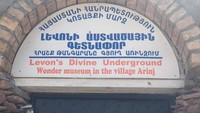 Berlokasi di Desa Arinj, Armenia, traveler bisa menemukan sebuah gua bawah tanah yang berada di kedalaman 20 meter. Lokasinya ada di bawah sebuah rumah di sana (Levons Divine Underground/Facebook)