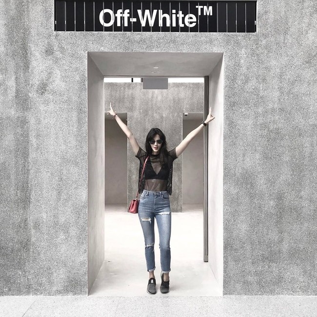 Paula dalam balutan baju transparan yang mengekspos perut seksinya. (Foto: Instagram/@paula_verhoeven)