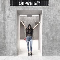 Paula dalam balutan baju transparan yang mengekspos perut seksinya. (Foto: Instagram/@paula_verhoeven)