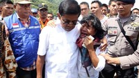 Mensos pun merangkul dan menenangkan keluarga korban untuk tetap sabar dan tabah menghadapi cobaan ini. Foto: dok. Mensos