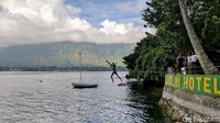 Wisatawan bergembira di halaman belakang Carolina Hotel di Pulau Samosir. Mereka bisa puas berenang di Danau Toba (Sena Pertiwi/detikTravel)