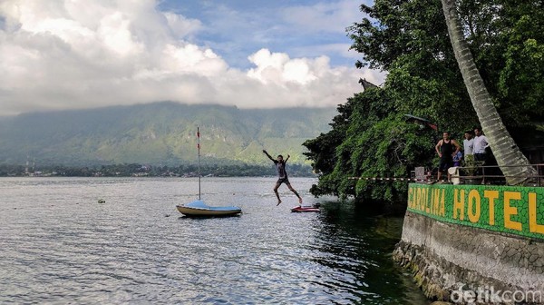 Wisatawan bergembira di halaman belakang Carolina Hotel di Pulau Samosir. Mereka bisa puas berenang di Danau Toba (Sena Pertiwi/detikTravel) Wisatawan bergembira di halaman belakang Carolina Hotel di Pulau Samosir. Mereka bisa puas berenang di Danau Toba (Sena Pertiwi/detikTravel)