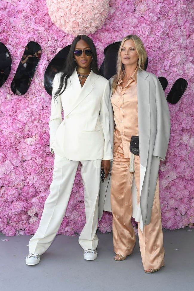 Menjadi tamu kehormatan hajatan mode tersebut, supermodel era 90-an itu pun tampil modis dalam balutan busana Dior. Foto: Getty Images