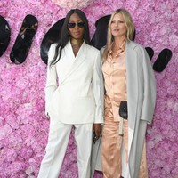 Menjadi tamu kehormatan hajatan mode tersebut, supermodel era 90-an itu pun tampil modis dalam balutan busana Dior. Foto: Getty Images