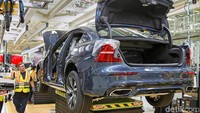 Pekerja menyelesaikan pembuatan mobil Volvo S60 di pabrik pertama Volvo di Amerika Serikat. Selama ini Volvo memiliki pabrik utama di Gothenburg, Swedia, Ghent (Belgia), Chengdu dan Daqing (China). Sementara mesin diproduksi di Skovde (Swedia) dan Zhangjiakou (China). Untuk komponen bodi dibuat di Olofstrom (Swedia). Foto Volvo.
