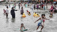 Hari ini Pantai Wisata Ancol terlihat ramai dipenuhi pengunjung.