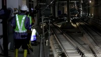 Dua rangkaian kereta telah berada di Stasiun Depo Lebak Bulus.