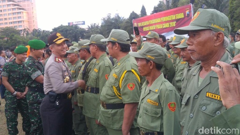 123 Ribu Linmas Bantu Polisi dan TNI Amankan Pilkada di Jateng 123 Ribu Linmas Bantu Polisi dan TNI Amankan Pilkada di Jateng