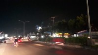 Foto diambil pada Minggu (24/6) malam. Terangnya jalanan hanya mengandalkan lampu kendaraan yang lewat.