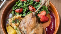 Ini sajian klasik andalan restoran ini. Duck confit with raspberry sauce. Bebek ini punya tekstur renyah di luarnya namun lembut juicy pada bagian dagingnya. Foto: instagram @featherstone_cafe