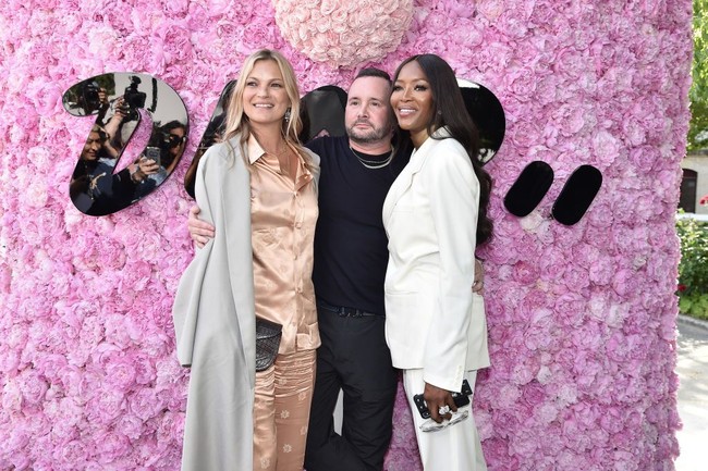 Kate Moss dan Naomi Campbell menghadiri fashion show Dior Homme yang digelar di Paris, Sabtu (23/6/2018). Peragaan tersebut menampilkan koleksi perdana Kim Jones yang Maret lalu ditunjuk sebagai direktur artistik untuk busana pria rumah mode tersebut.  Foto: Getty Images
