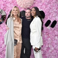 Kate Moss dan Naomi Campbell menghadiri fashion show Dior Homme yang digelar di Paris, Sabtu (23/6/2018). Peragaan tersebut menampilkan koleksi perdana Kim Jones yang Maret lalu ditunjuk sebagai direktur artistik untuk busana pria rumah mode tersebut.  Foto: Getty Images