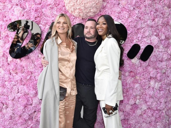 Model Kate Moss dan Naomi Campbell berfoto bersama Kim Jones, desainer Dior Homme di fashion show koleksi kolaborasinya dengan seniman Kaws. (Foto: Getty Images) Model Kate Moss dan Naomi Campbell berfoto bersama Kim Jones, desainer Dior Homme di fashion show koleksi kolaborasinya dengan seniman Kaws. (Foto: Getty Images)