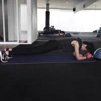 Plank, salah satu latihan fisik andalan Paula Verhoeven untuk memeroleh perut seksi. (Foto: Instagram/@paula_verhoeven)