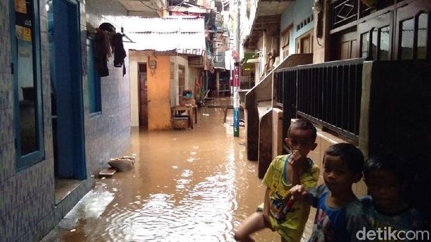 Banjir di Kampung Melayu Mulai Surut