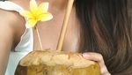 Cantiknya Tyna Kanna Mirdad, Adik Ipar Nana Mirdad Saat Ngemil dan Ngopi