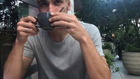Dengan rambut yang dicat lebih terang, Mats Hummels terlihat sedang menyeruput teh sebagai pendamping kue manis. Foto: Instagram @aussenrist15
