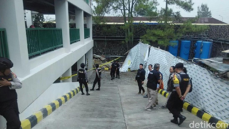 Tim Jibom Cek Koper Misterius di RS Samping Mapolres Cimahi Tim Jibom Cek Koper Misterius di RS Samping Mapolres Cimahi