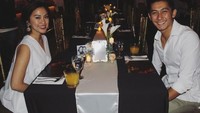 Makan malam di hari Valentine. Kenang dan Tyna terlihat romantis makan berdua. Yang satu ganteng dan cantik, pasangan yang serasi ya? Foto: Instagram tynakannamirdad