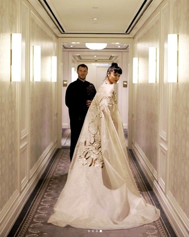 Adrian Gan tak hanya merancang gaun resepsi Kelly di pestanya di Italia, namun juga saat acara pertunangannya Jakarta di awal Juni 2018. Foto: Venema Pictures