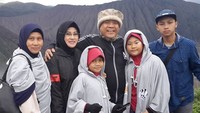 Diluar itu semua Hari adalah sosok ayah dan suami yang sangat sayang dan dekat kepada keluarganya. Dok. Instagram/harimoekti