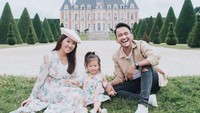 Dari postingan Instagram lainnya, Ruben berfoto keluarga di depan Parc de Sceaux. Ini merupakan taman yang elegan di Prancis. Thalia lucu banget sih, gemas! (ruben_onsu/Instagram)