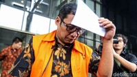 Momen saat Syahri Mulyono menutupi wajahnya dengan kertas usai diperiksa KPK, Senin (25/6/2018)