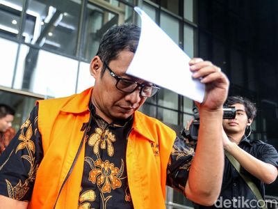 Diperiksa KPK, Eks Bupati Tulungagung Tutupi Wajah