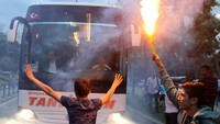 Warga tumpah ke jalan untuk merayakan kemenangan Erdogan. (Foto: dok. Reuters)