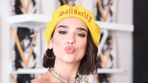 Penampilan Seksi Dua Lipa yang Bikin Heboh