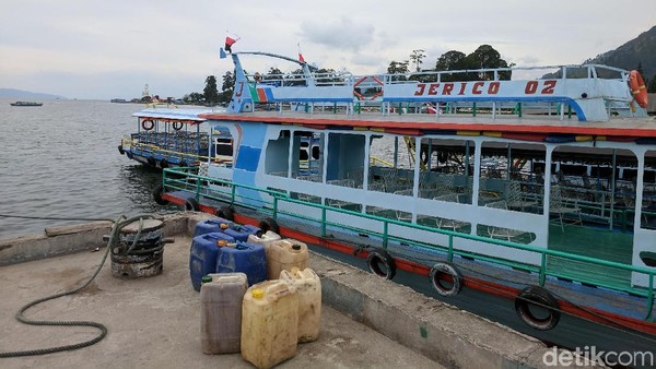 Salah satu tempat untuk menyeberang ke Pulau Samosir adalah dari Parapat. Ada banyak kapal penyeberangan wisatawan dan kapal penyebrangan umum (Sena Pertiwi/detikTravel)