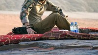 Mengenakan kaca mata hitam, Pangeran Hussein berpose keren saat camping di Wadi Rum. Tak lupa bawa air mineral botol sebagai bekal. Foto: Instagram alhusseinjo
