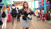 Ia tampak pede saat menunjukan kulit eksotisnya tersebut. Dok. Instagram/aurelie.hermansyah