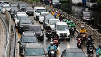 Keluar underpass pun macet.