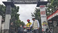 Selain itu, PLN menyiapkan sarana pendukung yang meliputi 560 unit kendaraan, 99 unit genset, 18 unit mobil crane, 101 unit gardu bergerak dan 9 unit mobil deteksi dan 4 unit deteksi portable. PLN juga menginventarisir peta jaringan listrik di 29 Kabupaten/Kota, terutama yang menyuplai pasokan listrik untuk kantor-kantor Komisi Pemilihan Umum Daerah maupun KPUD Provinsi Jawa Barat di Bandung. Dok. PLN.