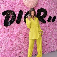 Selain Kate Moss dan Naomi Campbell, hadir pula Bella Hadid yang mewakili generasi model zaman now. Setelan kuning terang dengan jas bergaya double-breasted menjadi pilihannya. Foto: Getty Images