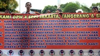 Halaman Gedung Pos Indonesia, Jakarta di penuhi massa dari Federasi Pekerja PT Pos Indonesia (FPPI). Mereka menggelar aksi demo menuntut pemenuhan Hak Pekerja.