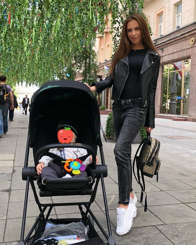 Veronika yang memiliki tubuh semampai bak model kerap mengunggah gaya stylishnya ke media sosial. Dia juga suka mengunggah kebersamaannya dengan sang putra, Fedor yang wajahnya disembunyikan. Foto: Dok. Instagram erokhina_nika